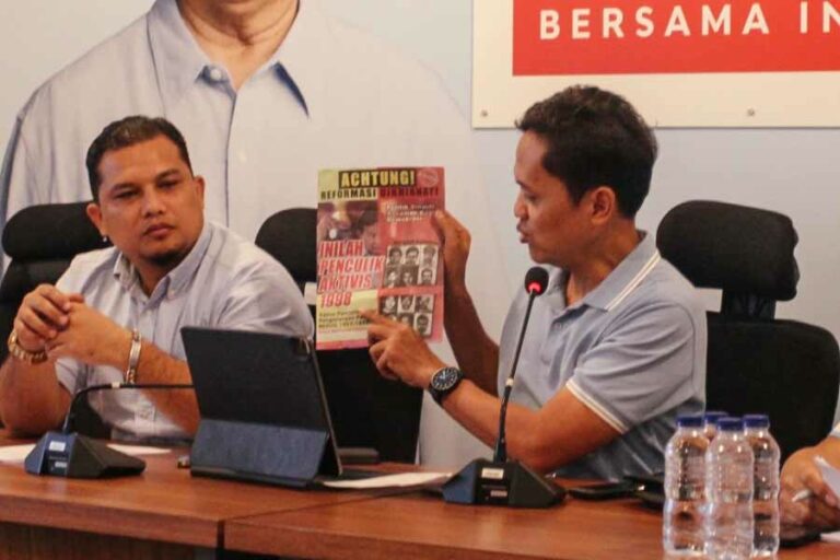 Habiburokhman, Wakil Ketua TKN Prabowo-Gibran, menunjukkan cover Koran Achtung