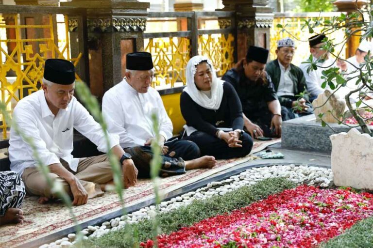 Ganjar Pranowo didampingi Yenny Wahid saat berziarah di Makam Gus Dur dan Hasyim Asy'ari