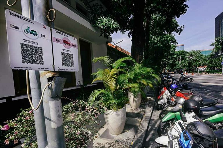 Dishub Surabaya Pilih Lima Ruas Jalan Sebagai Pilot Project Pembayaran Parkir QRIS Lahan Parkir yang sudah dilengkapi dengan layanan pembayaran non-tunai atau melalui mekanisme digital QRIS.