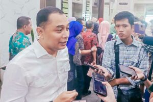 Dua Tahun Kepemimpinan Wali Kota Eri Cahyadi, Lokasi Banjir di Surabaya Berkurang 201 Titik Wali Kota Eri Cahyadi saat memberikan keterangan di depan wartawan