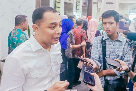 Wali Kota Eri Cahyadi saat memberikan keterangan di depan wartawan