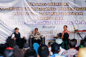 Menko PMK RI Muhadjir Effendy, bersama Bupati Lamongan Yuhronur Efendi, saat berdialog dengan nelayan Kabupaten Lamongan.
