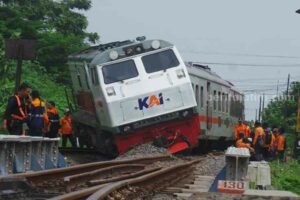 KA Pandalungan anjlok di dekat Stasiun Tanggulangin Sidoarjo (foto: dok beritajatim.com)