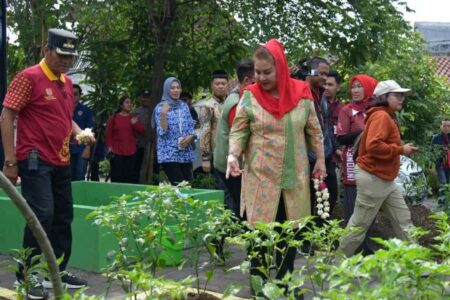 Wali Kota Semarang Hevearita Gunaryanti Rahayu usai meresmikan Taman dan Green House di Kelurahan Gebangsari, Kecamatan Genuk, Kota Semarang (foto: Dok Humas Kota Semarang)