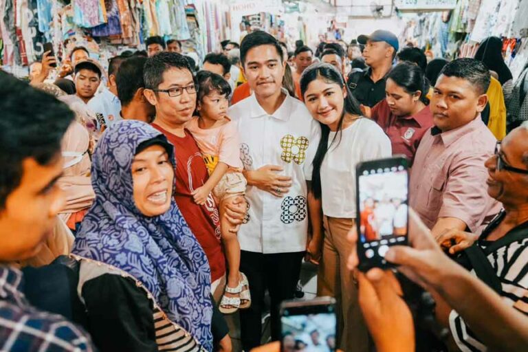 Warga berebut swafoto bareng Kaesang dan istrinya di Pasar Beringharjo, Yogyakarta (foto: facebook @psi.or.id)