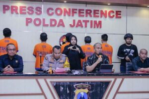 Polda Jatim Tetapkan Lima Tersangka Penembakan dengan Motif Balas Dendam di Sampang Konferensi pers tersangka kasus penembakan bermotif balas dendam