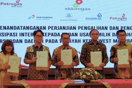 BUMD Jatim Berhasil Kelola Participating Interest 10 Persen di WK WMO Penandatangan perjanjian pengalihan dan pengelolaan PI 10 persen WK WMO antara PT PJA - KKKS