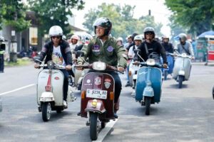 Ganjar Pranowo saat berkendara bareng ratusan Scooteris Pekalongan dan Pemalang
