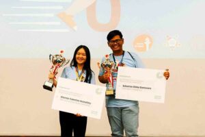 Juara pertama Olimpiade Bahasa Jerman Tingkat Nasional 2024 Kheiren Valentine Husnafsky (kiri) dan juara kedua Sebastian Dikko Daniswara (kanan).