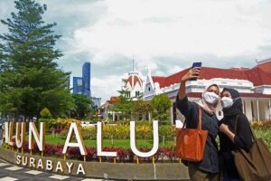 Dua pengunjung Balai Pemuda berfoto bersama di kawasan Balai Pemuda Surabaya