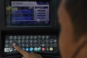 Pencegahan terhadap kebocoran retribusi parkir bisa dilakukan Dishub Surabaya dengan memanfaatkan digitalisasi