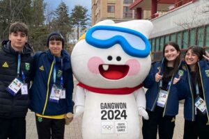 Sejumlah atlit berfoto dengan Moongcho, maskot Olimpiade Pemuda Musim Dingin Gangwon 2024 (foto: instagram @olympics)