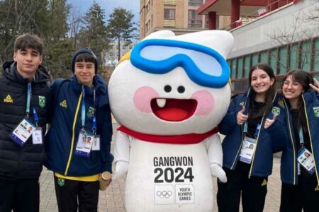 Alibaba Cloud Dukung Gelaran Olimpiade Pemuda Musim Dingin Gangwon 2024 Sejumlah atlit berfoto dengan Moongcho, maskot Olimpiade Pemuda Musim Dingin Gangwon 2024 (foto: instagram @olympics)