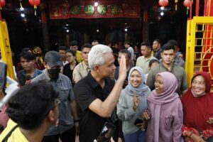 Ganjar Pranowo menyapa pengunjung Kelenteng Hian Thian Siang Tee Welahan, Jepara.