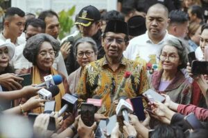 Mahfud MD di depan media seusai ziarah ke Makam Bung Hatta
