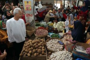 Ganjar Pranowo sedang berdialog dengan pedagang sayur di Pasar Magetan, Jawa Timur