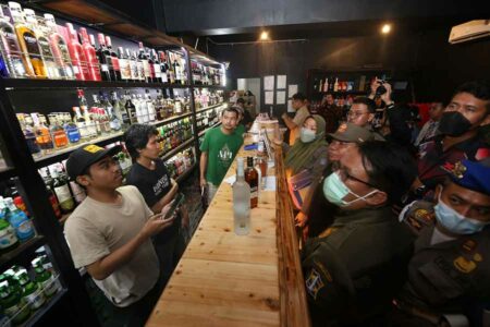 Langkah Tegas Pemkot Surabaya: Satpol PP Sita Puluhan Minuman Beralkohol dari Tiga Ruko di Surabaya Barat