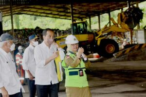 Presiden Jokowi Kunjungi Fasilitas RDF Plant Pertama di Indonesia Presiden RI Joko Widodo mendengar paparan Kepala DLH Kabupaten Cilacap, Sri Murniyati, tentang pengolahan sampah menjadi bahan bakar alternatif