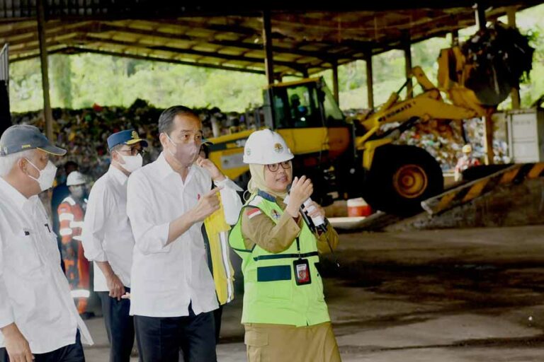Presiden RI Joko Widodo mendengar paparan Kepala DLH Kabupaten Cilacap, Sri Murniyati, tentang pengolahan sampah menjadi bahan bakar alternatif
