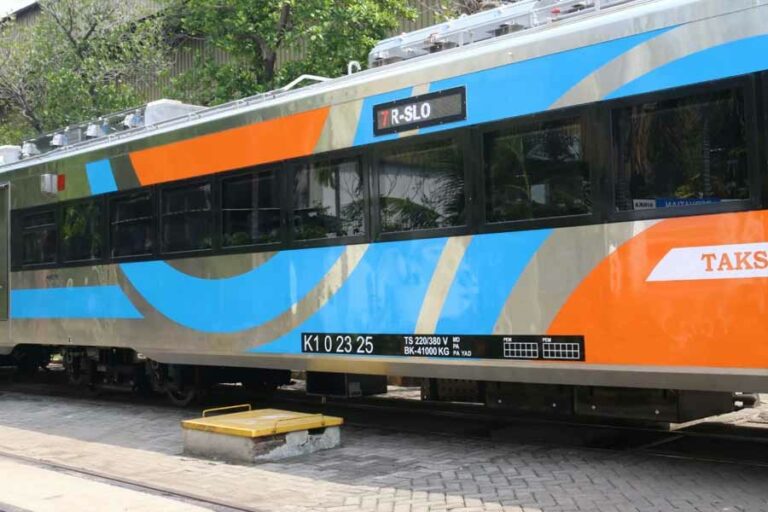 Keunggulan KA Eksekutif dan Luxury New Generation ini di antaranya penggunaan pintu elektrik otomatis.