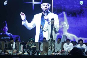 Ganjar Pranowo merayakan malam pergantian tahun dengan mengikuti istighosah bersama puluhan ribu warga.