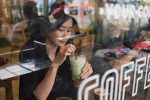 Pengunjung sedang menikmati minuman segar di KamiKamu Coffee (foto: Dok Humas Kota Bandung)