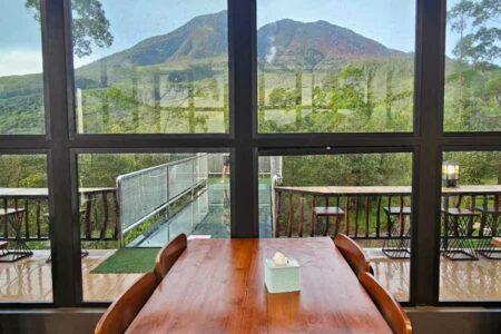 Suasana dari dalam cafe dengan view alam pegunungan yang menawan (foto: Dok 2020mdpl Highest Café)