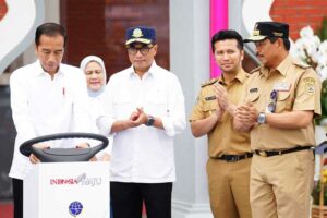 Plt Gubernur Jawa Timur Emil Elestianto Dardak, saat mendampingi Presiden Jokowi meresmikan Terminal Tipe A Purboyo di Kota Madiun dan Terminal Tipe A Patria di Kota Blitar