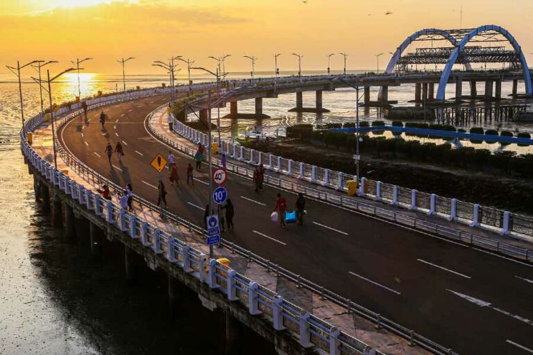 Pemkot Surabaya Berikan Sentuhan Baru pada THP Kenjeran dengan Laser Show dan Video Mapping THP Kenjeran terus dipercantik, termasuk dengan wahana, fasilitas, dan atraksi air mancur dengan konsep baru.
