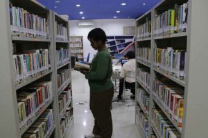 Pengunjung Perpustakaan di Balai Pemuda Surabaya