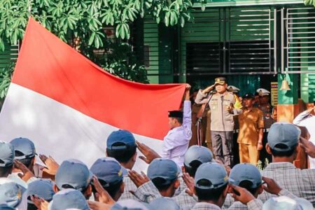 Kapolres Trenggalek AKBP Gathut Bowo Supriyono, saat memimpin upacara pengibaran bendera di SMA Negeri 1 Trenggalek