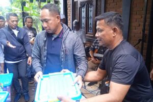Panglima TNI Jenderal TNI Agus Subiyanto saat akan membagikan paket sembako pada warga