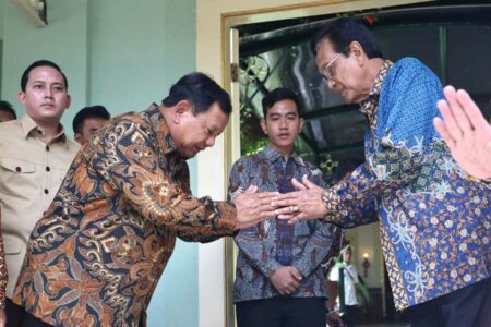 Prabowo berjabat tangan dengan Sri Sultan Hamengku Buwono X di Yogyakarta