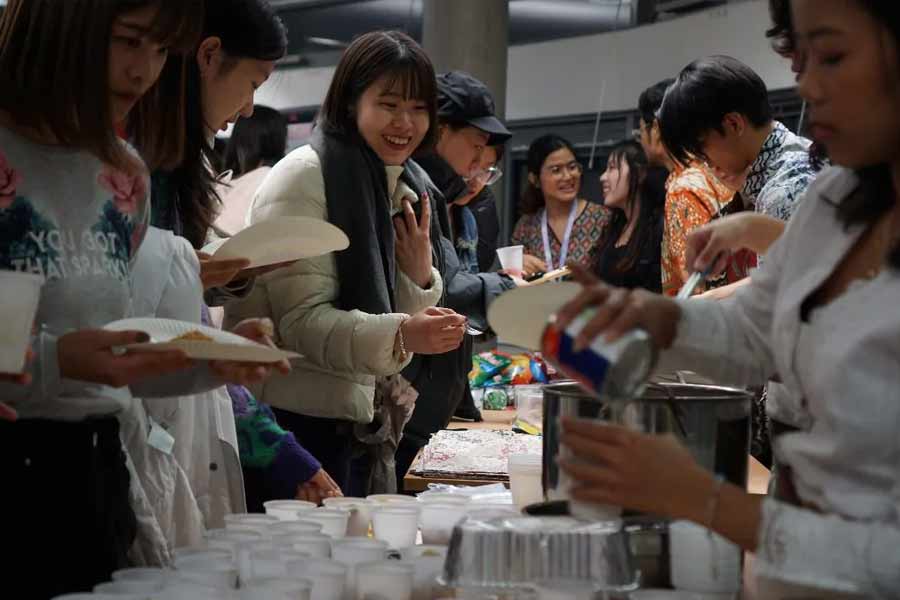 Aktivitas sosial dan bertukar budaya bersama mahasiswa lokal, salah satunya pada kegiatan Batik Day