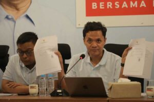 Wakil Komandan Echo (Hukum dan Advokasi) TKN Prabowo-Gibran, Habiburokhman saat jumpa pers di Media Center TKN Prabowo-Gibran