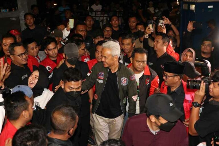 Hajatan Rakyat Sukoharjo, Puluhan Ribu Anak Muda Serukan Dukungan dengan Mengangkat Tiga Jari