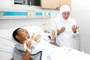Gubernur Khofifah saat menjenguk siswa SMAN 1 Sidoarjo yang juga korban laka dan tengah mendapatkan perawatan di RSUD Sidoarjo
