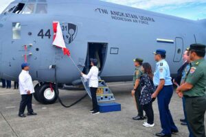 Presiden Joko Widodo saat menyaksikan penyerahan pesawat C-130J-30 Super Hercules A-1344 di Pangkalan TNI AU Halim Perdanakusuma, Jakarta (foto: Dok BPMI Setpres)
