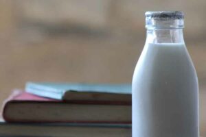 Ilustrasi sebotol susu sebagai sumber kalsium (foto: Robin Worrall, unsplash)