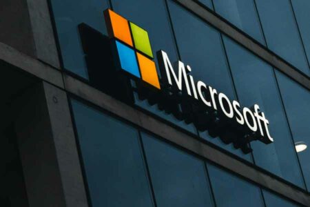 Logo Microsoft di gedung perkantoran (foto: Salvatore De Lellis, pexels)