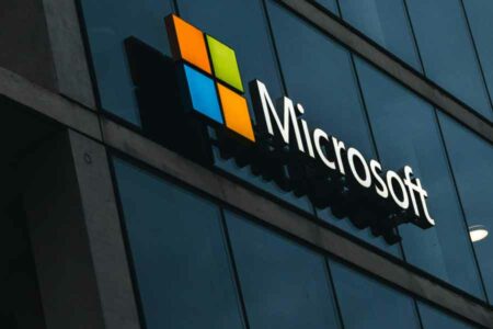 Azure Diserang DDoS 15,7 Tbps: Botnet Aisuru Gunakan 500 Ribu Alamat IP dalam Serangan Raksasa Logo Microsoft di gedung perkantoran (foto: Salvatore De Lellis, pexels)