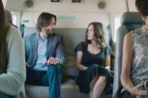 Sinopsis Destination Wedding (2018), Pertemuan Dua Manusia yang Skeptis tentang Cinta Keanu Reeves dan Winona Ryder dalam sebuah adegan di film Destination Wedding (2018)