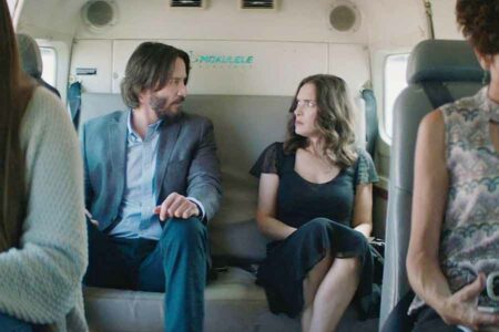 Keanu Reeves dan Winona Ryder dalam sebuah adegan di film Destination Wedding (2018)