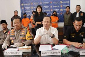 Kanit Reskrim Polsek Palmerah AKP Roni S.Ag, saat memberikan keterangan pers terkait kasus penipuan kencan online (foto: Dok Humas Polri)