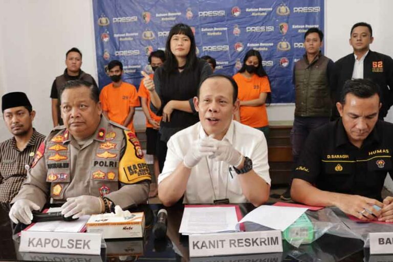 Kanit Reskrim Polsek Palmerah AKP Roni S.Ag, saat memberikan keterangan pers terkait kasus penipuan kencan online (foto: Dok Humas Polri)