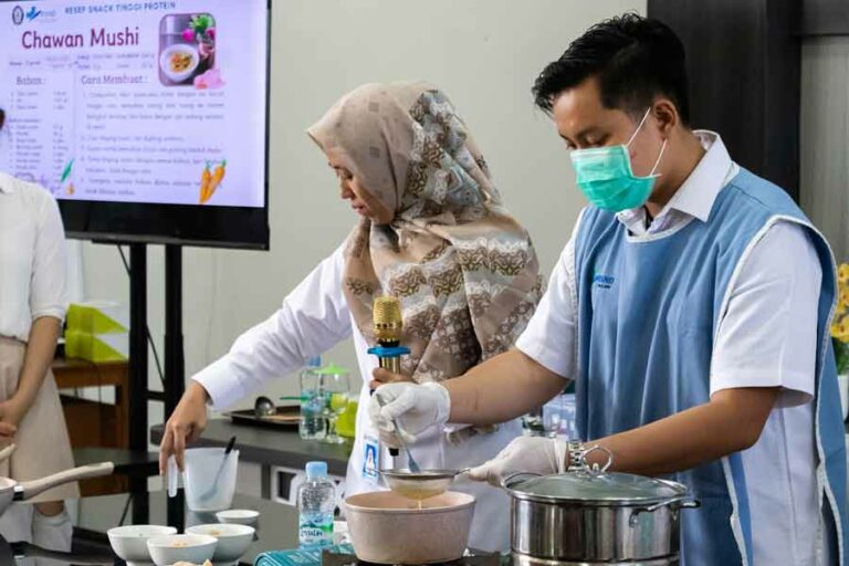 Ahli Gizi Undip: Penerapan MP-ASI Kaya Protein Penting dalam Upaya Cegah Stunting Demo masak MP-ASI yang cocok untuk anak usia dini (foto: Dok Humas Undip)