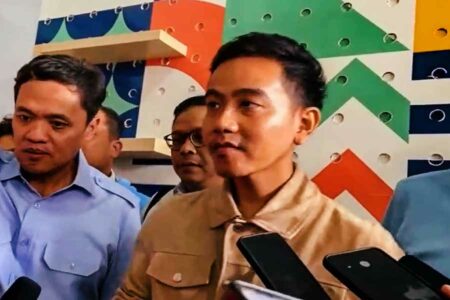Datangi Bawaslu Jakpus, Gibran Rakabuming Raka Klarifikasi Kegiatannya di CFD Gibran Rakabuming Raka di depan wartawan usai memenuhi panggilan Bawaslu Jakarta Pusat