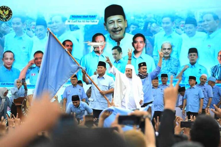 Prabowo Subianto saat menghadiri Ndaru Bershalawat-Seribu Ulama bersama Habib Lutfi bin Yahya (foto: facebook @PrabowoSubianto)