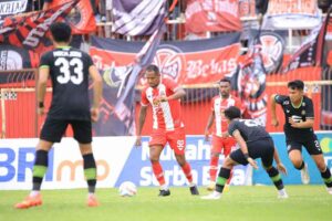 Aksi pemain Deltras Sidoarjo Thiago Fernandes saat dikepung pemain bertahan Bekasi City (foto: Dok Deltras Official)