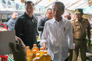 Presiden Jokowi saat lakukan kunjungan di Pasar Blabak Magelang (foto: Dok Humas Jateng)